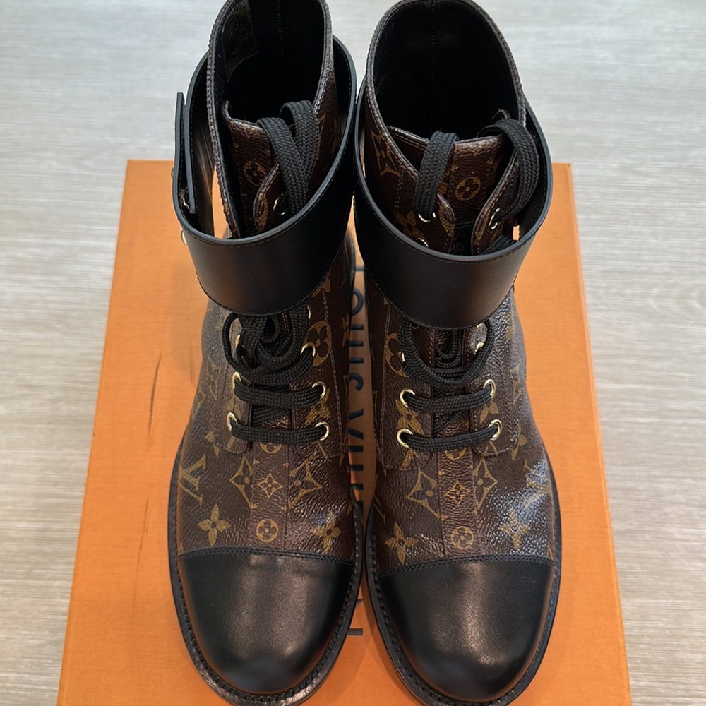 Louis Vuitton Logo Turnlock Booties Size 37.5 - Picture 6 of 7